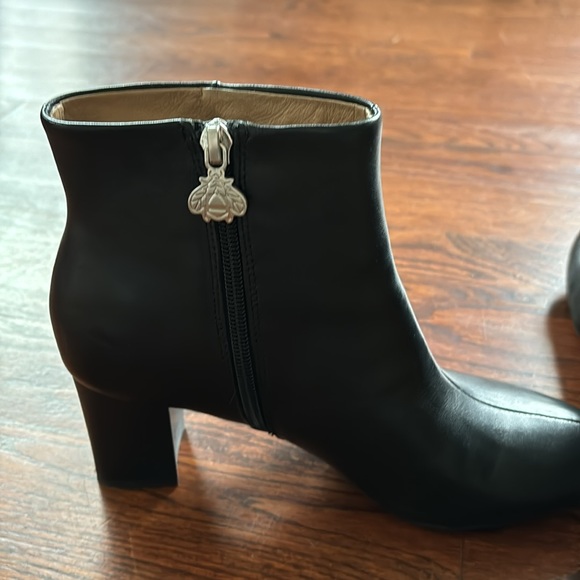 Black leather booties with ruched detail. Size 6.5 - Picture 3 of 5